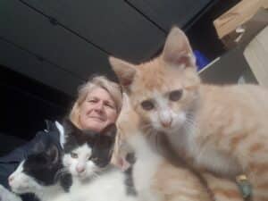 Maria Gullestrup med katte